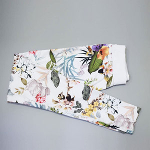 Ensemble de leggings et de soutien-gorge de sport à imprimé floral complet, impression par sublimation, design classique, imprimé floral, tenue de yoga pour femmes - Product Image 4