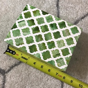 Caja de almacenamiento de joyería con incrustaciones de hueso verde teñido hecho a mano, organizador decorativo de resina y MDF para accesorios y recuerdos - Product Image 4