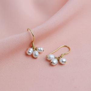 Boucles d'oreilles à crochet plaquées or avec triple perle, tendance, fabriquées à la main en Turquie, bijoux en argent sterling 925 pour les fêtes et les cadeaux - Product Image 5