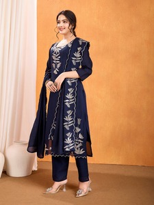 Conjunto de Salwar Kameez Azul Marino de Lujo con Bordado Zari Plateado, Kurta, Pantalón y Dupatta para Bodas y Fiestas Indias y Pakistaníes - Product Image 3