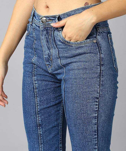 Pantalones vaqueros acampanados de cintura alta para mujer, pantalones largos acampanados de pierna ancha para el invierno, lo último en mezclilla regular con estilo frontal plano - Product Image 4