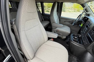 EXTREMADAMENTE LIMPIO, CON VOLANTE A LA DERECHA/IZQUIERDA, GM-C SAVANA LT 3500 2024, 4WD, MOTOR V8 DE 6.6 LITROS, LISTO PARA ENTREGAR - Product Image 5