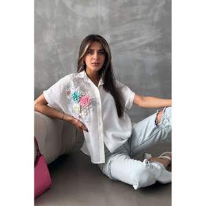 Blusas y Camisas para Mujer Topshow con Detalles Florales Crema, Producto al por Mayor - Product Image 5
