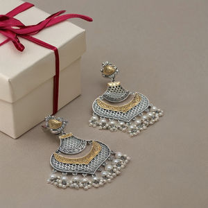 Boucles d'oreilles oxydées Heeya artisanales traditionnelles bijoux de déclaration de finition Antique moderne pour les femmes vêtements ethniques bijoux de mode - Product Image 2