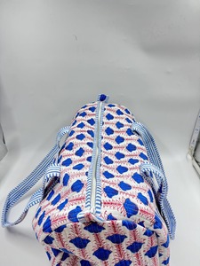 Bolsa de lona Kantha de algodón blanco y azul Bolsa de viaje deportiva de lujo ecológica Weekender con cremallera de gran capacidad y alta durabilidad - Product Image 5