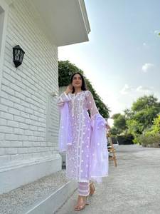 Ensemble de kurti en organza brodé de luxe avec pantalon droit en crêpe à broderies blanches et dupatta en organza, parfait pour les occasions festives semi-formelles - Product Image 6