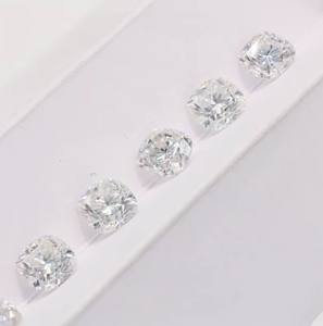 Moissanite de laboratoire taille coussin, excellente taille, certifiée Fancy Light pour la fabrication de bijoux - Product Image 1