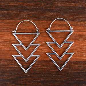 Boucles d'oreilles tendance 2024 en laiton géométrique pour femme, finition argent oxydé, style bohème superposé chevron, vente en gros/OEM/ODM - Product Image 5