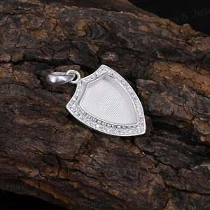 Pendentif de haute qualité en argent 925, 12x9 mm, bouclier entouré de zircon, demi-monture plaquée or 14 carats, serti de résine - Product Image 6