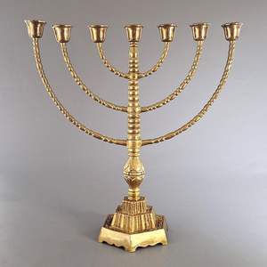 Menorá Artesanal de Latón con Detalles Hechos a Mano, Decoración Religiosa Ecológica para el Hogar, para Navidad y Bodas - Product Image 6