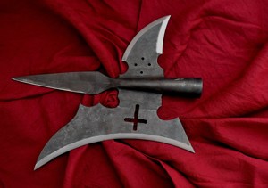 Halberd ปลอมแปลงในยุคกลางศตวรรษที่18th ด้วยใบมีดด้านหนึ่งและเดือยโค้งบนมีดอีกด้านหนึ่ง