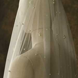 Peigne à cheveux de mariée Bridella V130-IY1 en perles d'ivoire et en maille avec un ajustement confortable et sécurisé pour les mariages, les bals et les événements formels - Product Image 6