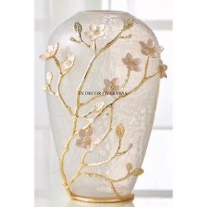 Vase à fleurs en verre rose de texture martelée de qualité exclusive très exigeante avec des fleurs et des feuilles plaquées or - Product Image 2
