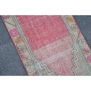 Alfombra turca vintage de lana roja y beige de 1,9x3,3 pies con diseño de retazos para pasillo o dormitorio con respaldo de látex - Product Image 5