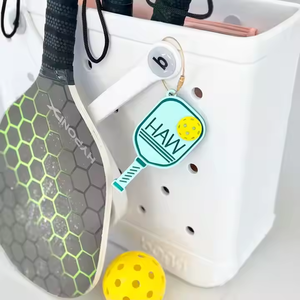 Porte-clés boule de cornichon de couleur et de conception personnalisées porte-clés boule de cornichon en caoutchouc et en silicone OEM - Product Image 3