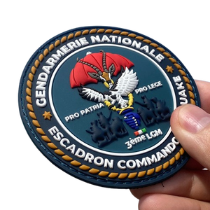 Étiquettes et patchs de vêtements en PVC personnalisés en gros quantité minimale de commande bas rectangle 3D et forme de coeur avec velcro pour logo de vêtements - Product Image 2