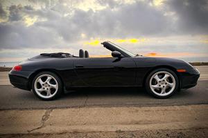 Offre exceptionnelle : Porsche 911 Carrera Cabriolet d'occasion de 1999, propre et prête à être expédiée - Product Image 3