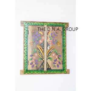 Panneau de fenêtre en bois fait main avec motif floral peint à la main - Product Image 1