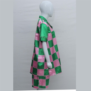 Elegante conjunto de pijama a cuadros verde y rosa diseñado para brindar comodidad y elegancia. Hecho de suave tela satinada. - Product Image 3