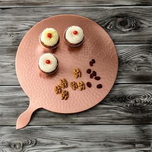 Plateau de service en aluminium et cuivre avec plateau en métal au design martelé pour la cuisine, la salle à manger ou la fête. - Product Image 2