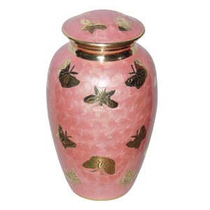 เครื่องทองเหลืองเคลือบสีชมพูสำหรับเผาเถ้ากระดูกรูปผีเสื้อสลักลายทองและทำจากทองเหลืองทันสมัย - Product Image 1