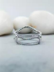 Lujoso anillo de diamante de moissanita de plata 925 personalizado y oro blanco Pave ajuste regalo de compromiso para esposa - Product Image 3