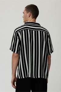 Marque personnalisée haut tendance hommes longueur régulière vêtements de confort 100% viscose armure à manches courtes rayé prix de gros chemise de villégiature - Product Image 4