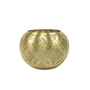 Porte-bougie élégant en métal doré, design perforé en relief, très populaire pour la décoration de table de Noël à la maison, etc. - Product Image 3