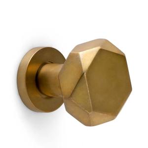 Pomo de puerta de metal bien hecho e irónico con acabado dorado pulido, menos propenso a suelcase con el paso del tiempo, manteniendo una fijación firme a la puerta. - Product Image 6