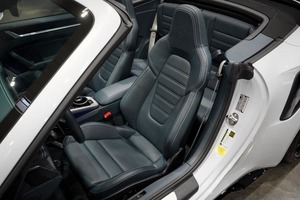 รถใหม่มาถึงปี 2025 สีขาวสะอาดตาสำหรับ 911 Turbo S Convertible A W D ล้อแม็กซ์ เบาะหนัง เกียร์อัตโนมัติ หลังคาซันรูฟแบบพาโนรามา - Product Image 6