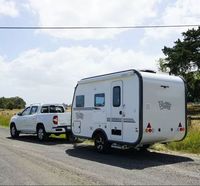 Autocaravana con Cama, Cocina y Aire Acondicionado
