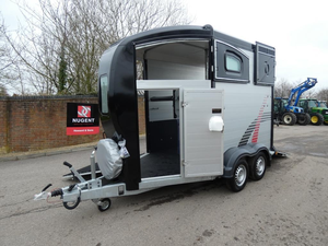 Nouvelle semi-remorque à paroi latérale en acier remorque à essieu pour bétail ou cheval avec remorque de camion à cheval 12R22.5 - Product Image 6