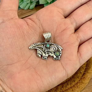Pendentif ours en argent sterling fait à la main avec des bijoux du sud-ouest estampillés à la main turquoise - Product Image 1
