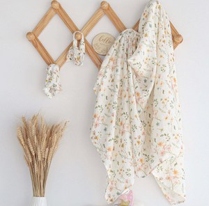 Ensemble de 4 pièces, couverture en mousseline 100% biologique, ensemble de lange floral avec chapeau assorti, nœud, annonce de naissance en bois, écologique, 200TC - Product Image 5