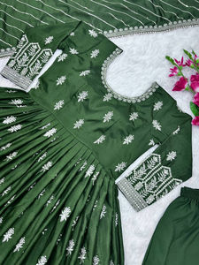 Robe de soirée de créateur avec séquence de broderie lourde et bas en pure soie de chinon lourde avec bordure en dentelle Dupatta - Product Image 4