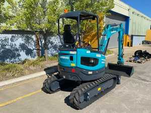 Miniexcavadora Sunward de 2,5 toneladas SWE25UF con motor Yanmar y tren de rodaje ajustable para acceso a sitios confinados - Product Image 4