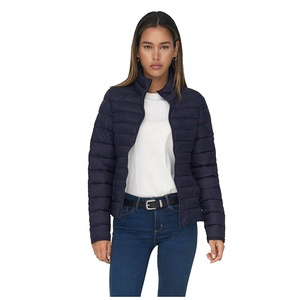 Veste matelassée pour femme 100% polyester Fermeture éclair intégrale Col montant Veste matelassée matelassée Streetwear Veste tendance pour femme FTI-PJ-018 - Product Image 1