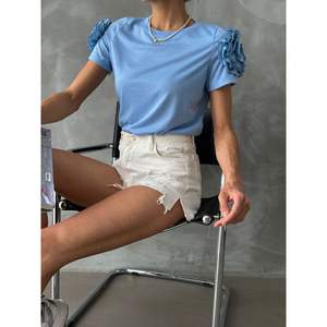 Camiseta de Mujer Topshow Azul con Diseño de Rosas en el Hombro, Disponible al por Mayor - Product Image 2