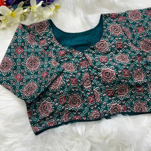 Blusa de diseñador confeccionada Presentando tela de algodón Blusa de cuello barco con mangas de 12 + pulgadas - Product Image 2