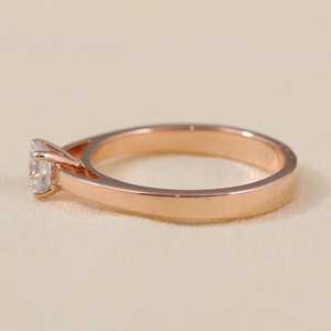 Anillo de Compromiso Solitario Clásico con Diamante Cultivado en Laboratorio, en Plata de Ley y Oro, Claridad VS1, Color F - Product Image 1