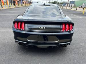 GT Coupé d'occasion en bon état, boîte manuelle 6 vitesses, moteur Coyote V8 - Product Image 3