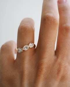 Bague de fiançailles certifiée IGI pour le 3e anniversaire ensemble de lunette en or massif 14 carats plaqué rhodium en diamant de laboratoire de coupe ovale pour les fêtes - Product Image 3