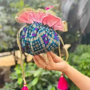 กระเป๋าพอตลิสของผู้หญิงแบบดั้งเดิมสำหรับผลไม้แห้งหลากสีอินเดียสำหรับงานแต่งงาน - Product Image 1