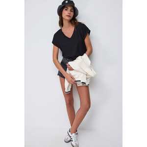 T-shirt décontracté à manches courtes et col en V, 100% coton, tissu doux avec détail de manches retroussées - Product Image 4