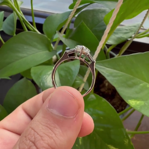 Bague à trois pierres en diamant de laboratoire certifié IGI 1,40 carats avec accents cœur et baguette DEF VVS-VS - Product Image 2