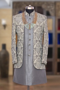 Primera impresión: Vestido indo-occidental hecho a mano para hombre, en negro y beige, diseño propio, ideal para bodas u cualquier evento. - Product Image 5