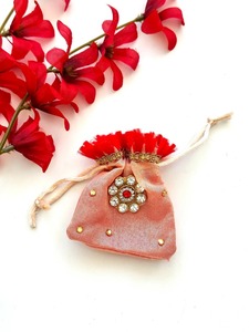 Bolsas Kundan Potli para regalos de bienvenida, favores de boda y Haldi Mehndi y Sangeet Favors Party Giveaway Item - Product Image 6