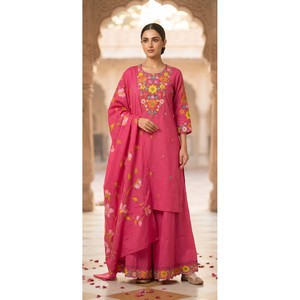 Ajoutez une touche d'élégance gracieuse à votre garde-robe ethnique avec cet ensemble 3 pièces en coton/bambou brodé rose pour femme. - Product Image 1