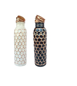 Bouteille en cuivre de haute qualité pour l'eau potable avec bienfaits ayurvédiques pour la santé et propriétés de refroidissement naturelles - Product Image 1