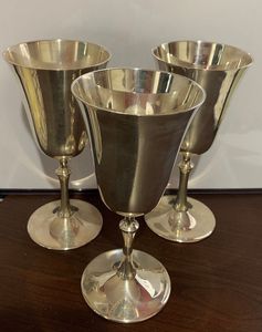 Vente flash : Gobelet à vin en métal avec bande gravée de fleurs et base carrée, verrerie de qualité supérieure en argent, verre à vin pour la décoration de la salle à manger et du bar - Product Image 5